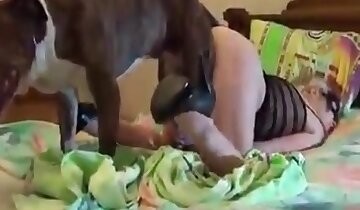 un animal baise une femme,bestialité extrême